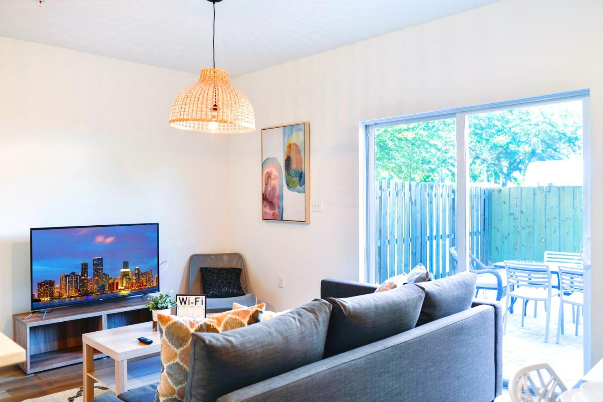 Entire House With Free Parking At North Miami! Apartment *